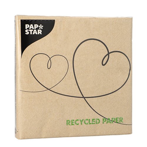 Sur un emballage marron avec l'inscription "PAPSTAR" dans le coin avec deux contours de cœur et "PAPIER RECYCLÉ" se trouvent PAPSTAR 20 serviettes, 33x33 cm, 3 couches, naturel, de PAPSTAR GmbH.