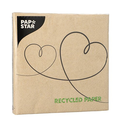 Sur un emballage marron avec l'inscription "PAPSTAR" dans le coin avec deux contours de cœur et "PAPIER RECYCLÉ" se trouvent PAPSTAR 20 serviettes, 33x33 cm, 3 couches, naturel, de PAPSTAR GmbH.