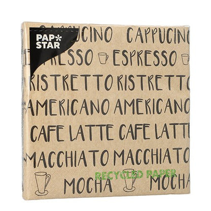 Un paquet naturel PAPSTAR GmbH 20 serviettes (33cm x 33cm, 3 couches, plié en 1/4) est orné de noms de boissons au café, "PAPIER RECYCLÉ" en vert, de petites illustrations de tasses à café et fabriqué en papier naturel.