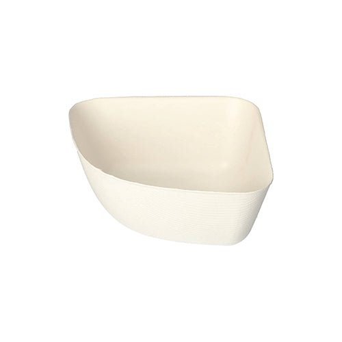 Die PAPSTAR 4 Schalen, Zuckerrohr "pure" weiss "Belle Vie, Ligne Carrée" der PAPSTAR GmbH ist eine schlichte, cremefarbene, quadratische Einwegschale mit abgerundeten Kanten, die aus umweltfreundlichem Zuckerrohr hergestellt und auf weißem Hintergrund abgebildet ist.