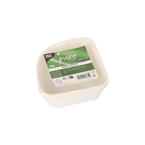 Ein Stapel aus vier weißen PAPSTAR „pure“ Belle Vie, Ligne Carrée Zuckerrohr-Schalen mit einem grün-weißen Etikett mit Produktinformationen und Recyclingsymbolen. Die biologisch abbaubaren Schalen stammen von der PAPSTAR GmbH und sind auf pflanzlicher Basis hergestellt.