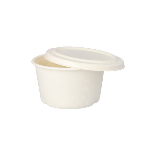 Le PAPSTAR gobelet à soupe écologique de 50 pièces en canne à sucre « pure » blanc de PAPSTAR GmbH est présenté avec un couvercle légèrement incliné, biodégradable, sur fond blanc.