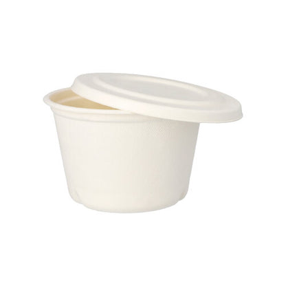 Représenté est un PAPSTAR gobelet à soupe de 50 pièces en canne à sucre « pure » blanc partiellement ouvert de PAPSTAR GmbH sur fond blanc - idéal pour les besoins à emporter écologiques et durables.