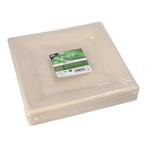 Une pile de PAPSTAR 50 assiettes, canne à sucre « pure » de PAPSTAR GmbH : assiettes jetables carrées, beiges en canne à sucre durable, emballées dans du film plastique. L'étiquette identifie 50 assiettes biodégradables - parfait pour le catering écologique et les événements verts.