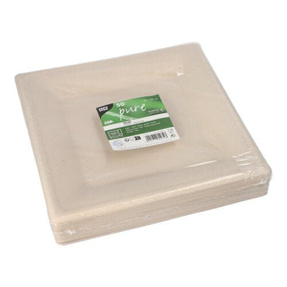 Une pile de PAPSTAR 50 assiettes, canne à sucre « pure » de PAPSTAR GmbH : assiettes jetables carrées, beiges en canne à sucre durable, emballées dans du film plastique. L'étiquette identifie 50 assiettes biodégradables - parfait pour le catering écologique et les événements verts.