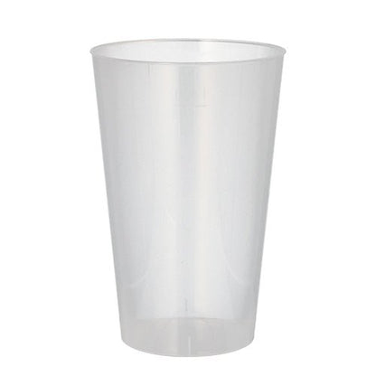Un gobelet réutilisable Starpak 10 en PP transparent et incassable se tient droit et vide sur un fond blanc simple.