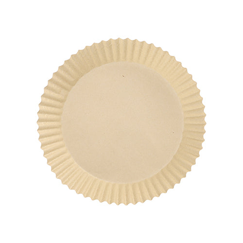 Un simple papier de cuisson PAPSTAR 100 rond pour friteuses à air chaud de la société PAPSTAR GmbH, beige avec des bords ondulés et une hauteur de 4,5 cm, fabriqué en papier résistant à la chaleur pour un brunissement uniforme, vu d'en haut sur fond blanc.