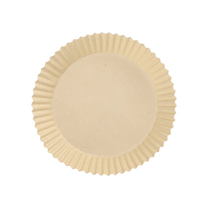 Un simple papier de cuisson PAPSTAR 100 rond pour friteuses à air chaud de la société PAPSTAR GmbH, beige avec des bords ondulés et une hauteur de 4,5 cm, fabriqué en papier résistant à la chaleur pour un brunissement uniforme, vu d'en haut sur fond blanc.
