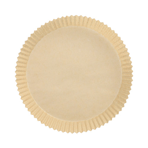 Un papier de cuisson PAPSTAR 100 rond et beige pour friteuses à air chaud de la société PAPSTAR GmbH, fabriqué en papier résistant à la chaleur avec des bords ondulés et une hauteur de 4,5 cm, vu d'en haut sur fond blanc pour un brunissement uniforme.