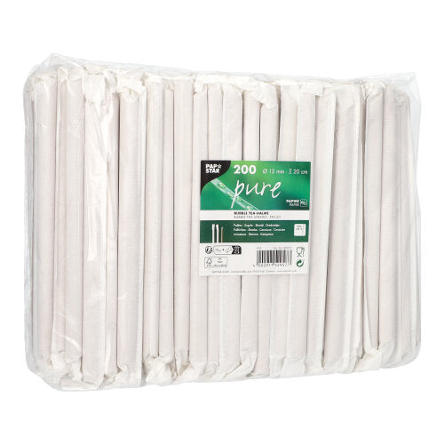 Eine Packung mit 200 PAPSTAR Bubble Tea Papier-Strohhalmen "pure", 12 mm x 20 cm, braun, einzeln verpackt und an einem Ende spitz zulaufend, vertikal angeordnet mit einem grün-weißen Etikett. Eine nachhaltige Wahl der PAPSTAR GmbH für Ihre Getränke.