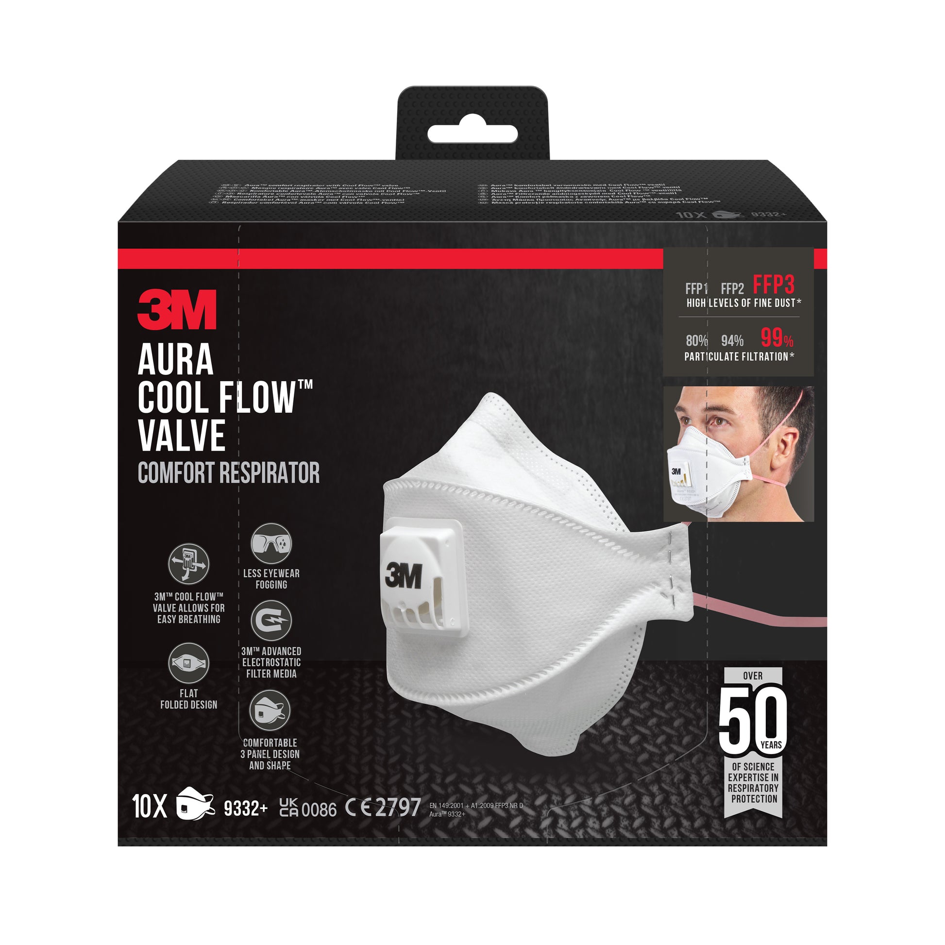 Eine Schachtel der 3M™ Aura™ Comfort Cool Flow™ Partikelmaske 9332+ FFP3 mit Ventil von 3M Deutschland GmbH, die die Maske und eine Person zeigt, die sie trägt. Die Verpackung unterstreicht den Komfort, die Filtration und die über 50-jährige Erfahrung im Bereich der Atemwegserkrankungen.