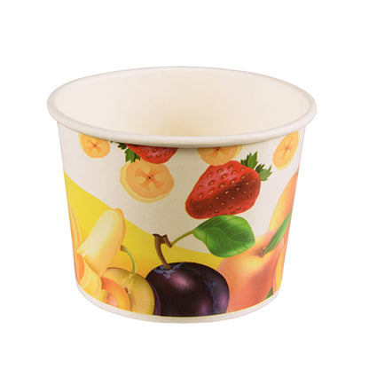 Un Starpak 50 gobelets à glace, carton rond, gobelets jetables de Starpak, décorés avec des images colorées de fraises, bananes, pêches, prunes et oranges. Le gobelet blanc écologique est vide et se tient sur un fond blanc simple.