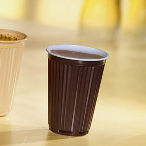 Un gobelet automatique thermo Starpak 100 rempli de boisson (PS, 0,18l, Ø7,03cm, 9cm, marron/blanc) est posé sur une étagère claire à côté d'un autre gobelet; idéal pour les boissons en déplacement. Paquet de 100 pièces.