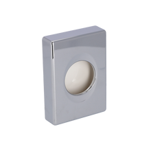 Die EMIL DEISS KG (GmbH + Co.) 99302 Spender-Hygienebox, chromfarben, 100x139,5x27,5 mm, rechteckig mit zentraler runder Öffnung, ist isoliert auf weißem Hintergrund abgebildet. Packung mit 25 Stück.