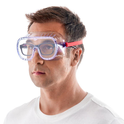 Un homme aux cheveux bruns courts et lunettes porte des lunettes de protection 3M™ Classic 4700, directement ventilées, lentille transparente de 3M Deutschland GmbH sur un t-shirt blanc et regarde vers l'avant devant un fond blanc pour une protection oculaire optimale.