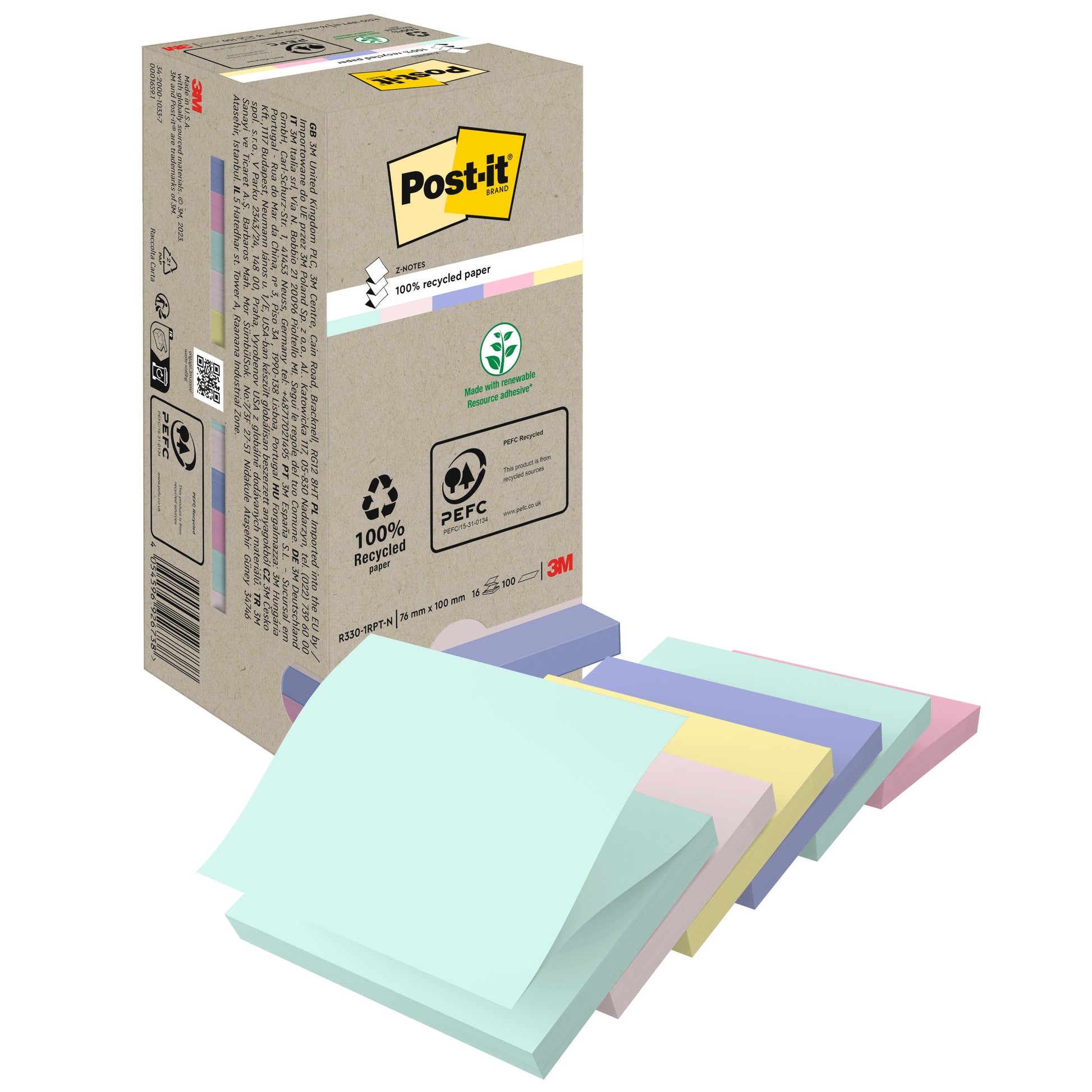 Eine Schachtel mit 3M Post-it® Recycling Z-Notes (76x76 mm, 100 Blatt, 100 % PEFC) steht neben fünf pastellfarbenen Stapeln - blau, grün, gelb, rosa und lila. Auf der Pappschachtel sind Recycling- und Zertifizierungssymbole abgebildet.