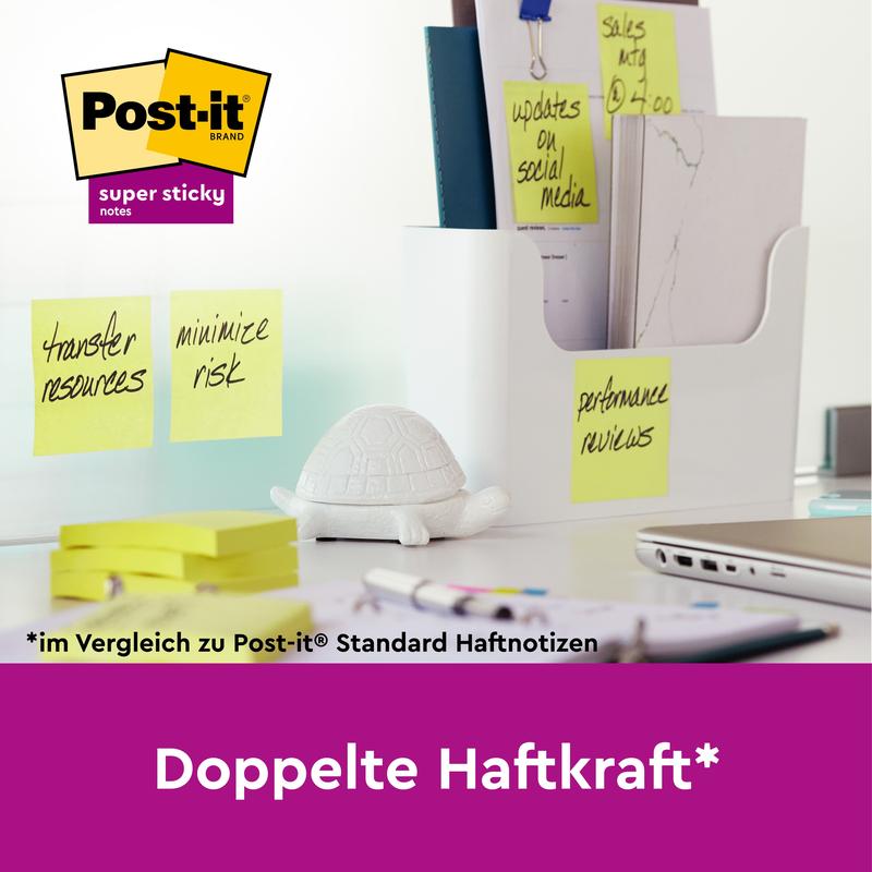 Un organisateur de bureau blanc contient des papiers ; des Notes de Recyclage Super Sticky Post-it® 100% (76x76 mm, 70 feuilles, 3M Deutschland GmbH) avec des tâches écrites dessus sont placées à proximité. Une petite figurine de tortue se trouve sur le bureau. Texte : "Double force d'adhésion*".