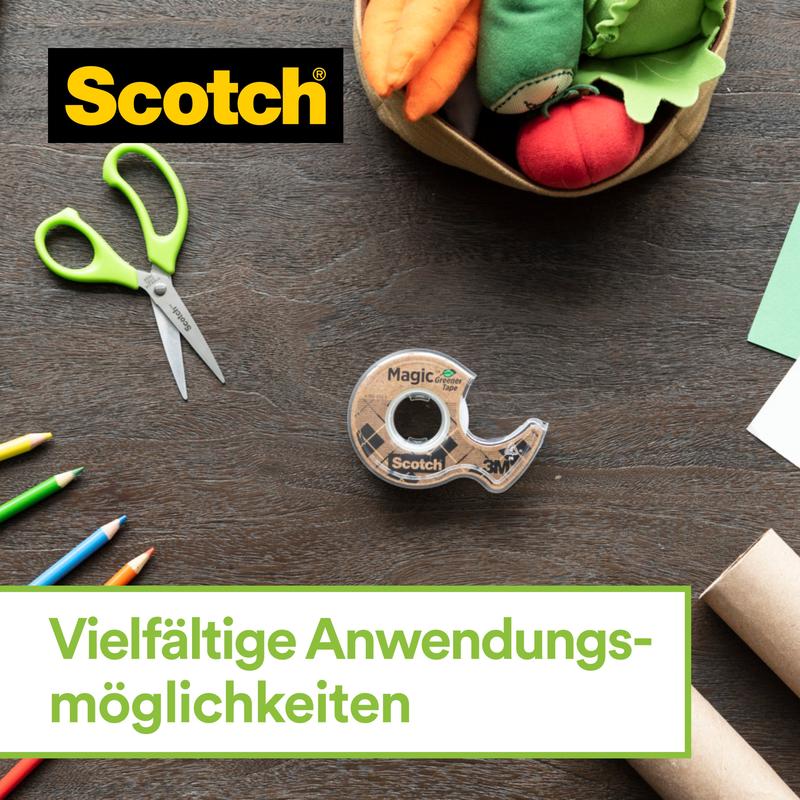 Eine Schere mit grünem Griff, Buntstifte, grünes Papier, Pappröhren, Stoffvegetation in einem Korb und der Scotch™ Edelstahl-Klebebandabroller mit Scotch® Magic™ Klebeband (66% pflanzenbasiert) von 3M auf einem Holztisch. Vielfältige Anwendungsmöglichkeiten.