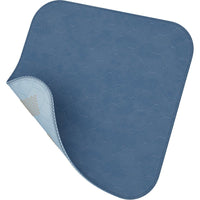 Die Abena Re-Seller GmbH Waschbare Unterlage, 45 x 45 cm in blau, hat abgerundete Ecken und eine hellblaue, rutschfeste Unterseite mit kleinen gelben Punkten. Leicht gefaltet dargestellt, um die gemusterte Unterseite zu zeigen. Erhältlich im 60er-Karton.