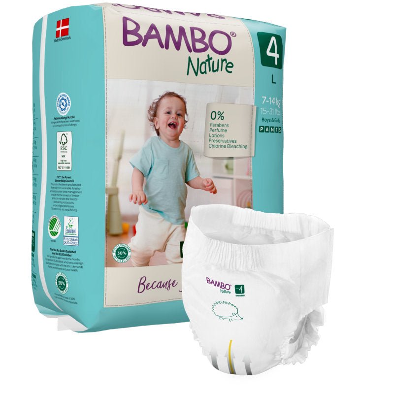 Un emballage de la société Abena Re-Seller GmbH Bambo Nature Pants est montré à côté d'une seule couche et affiche un tout-petit souriant, des détails sur le produit et des symboles pour des certifications écologiques et respectueuses de la peau.
