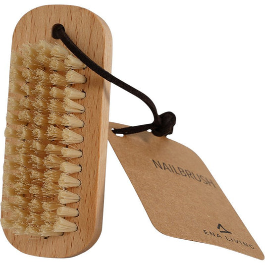 La brosse à ongles ENA Living, en hêtre (lot de 24) de la société Abena Re-Seller GmbH est dotée de poils rigides, d'une boucle en cordon marron et d'une étiquette « NAILBRUSH » : elle est idéale pour le soin des ongles et pour les nettoyer.