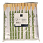 Un paquet de 100 baguettes Abena Re-Seller GmbH emballées dans du plastique, bambou, emballées individuellement. Chaque baguette est enveloppée dans du papier blanc avec des motifs de bambou verts ; un autocollant avec inscription est visible sur le devant. Parfait pour les plats asiatiques.