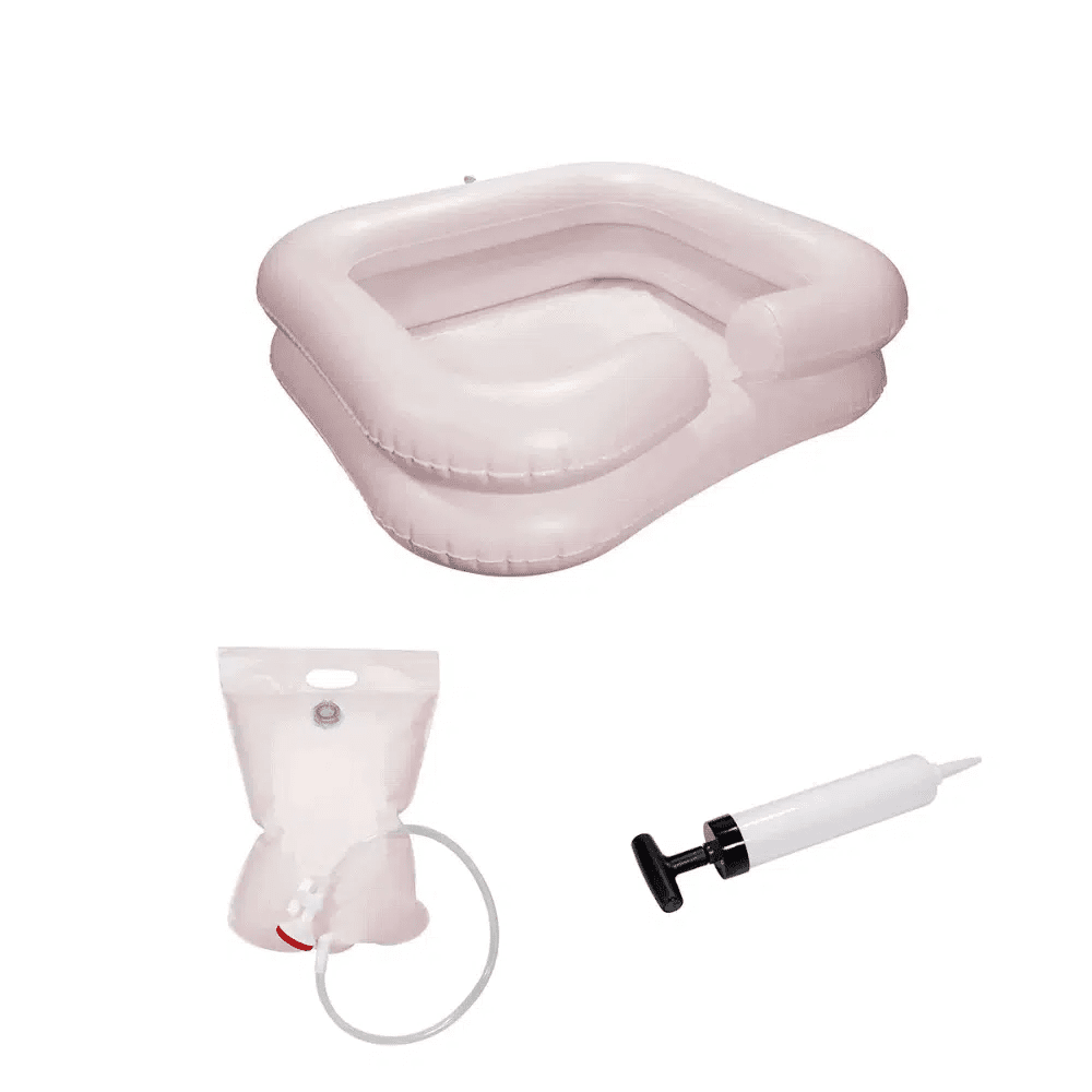 L'article discontinué : Lavabo AMPri avec dispositif de douche et pompe, gonflable par AMPri Handelsgesellschaft mbH avec pompe à main et sac d'eau est présenté pour le lavage des cheveux en position allongée sur fond blanc.