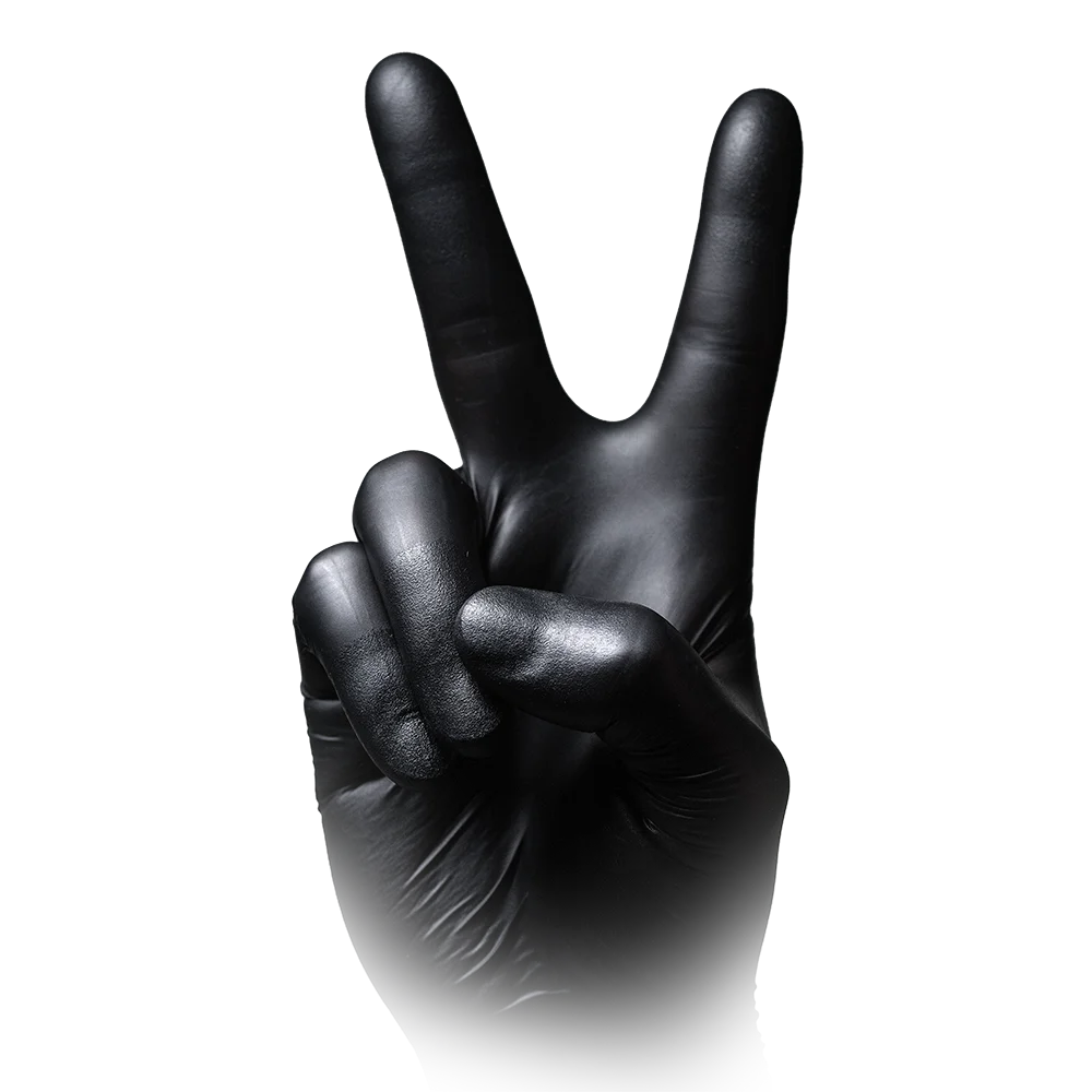 Eine Hand, die einen schwarzen Nitrilhandschuh AMPri BLACK 300 extralang der AMPri Handelsgesellschaft mbH trägt, macht vor einem weißen Hintergrund ein Peace- oder Victory-Zeichen mit zwei nach oben ausgestreckten Fingern.