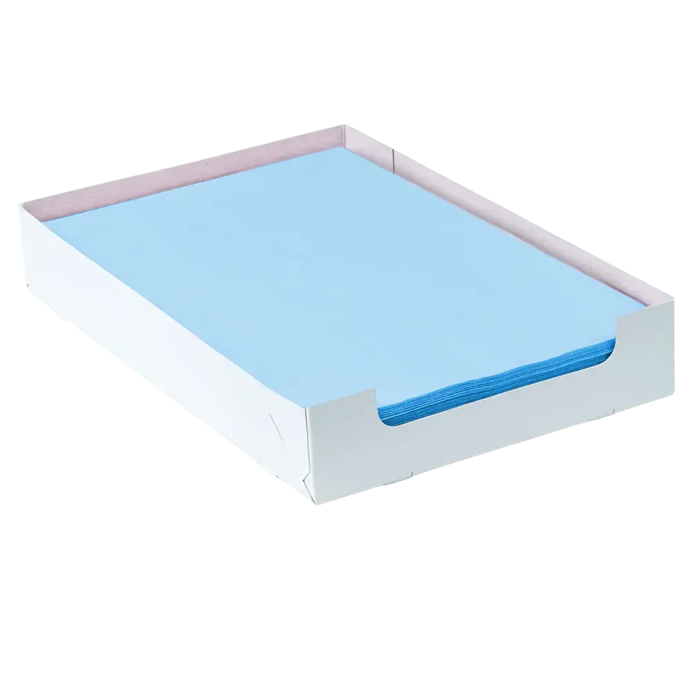 Une pile de feuilles de papier filtre pour plateau en crêpe dentaire bleu AMPri de format 18 x 28 cm est soigneusement disposée dans un carton blanc de la société commerciale AMPri. Le carton est partiellement ouvert sur les côtés pour faciliter l'accès. Le papier clair et plat, conçu pour une filtration efficace, a des bords précisément alignés à l'intérieur du conteneur.