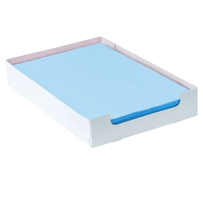Une pile de feuilles de papier filtre pour plateau en crêpe dentaire bleu AMPri de format 18 x 28 cm est soigneusement disposée dans un carton blanc de la société commerciale AMPri. Le carton est partiellement ouvert sur les côtés pour faciliter l'accès. Le papier clair et plat, conçu pour une filtration efficace, a des bords précisément alignés à l'intérieur du conteneur.