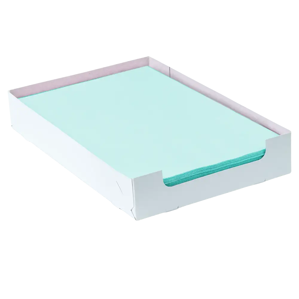 Un papier filtre pour plateau en crêpe dentaire AMPri de couleur bleu clair avec des dimensions de 18 x 28 cm est proprement placé dans un plateau blanc ouvert de la société commerciale AMPri. Le plateau a des côtés légèrement surélevés et un fond plat.