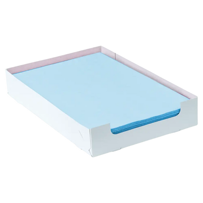 Une pile de papiers filtres pour plateau en crêpe dentaire bleu clair AMPri de format 18 x 28 cm est proprement placée dans un plateau en carton blanc avec des côtés ouverts, ce qui en fait le choix idéal pour une organisation dentaire efficace.