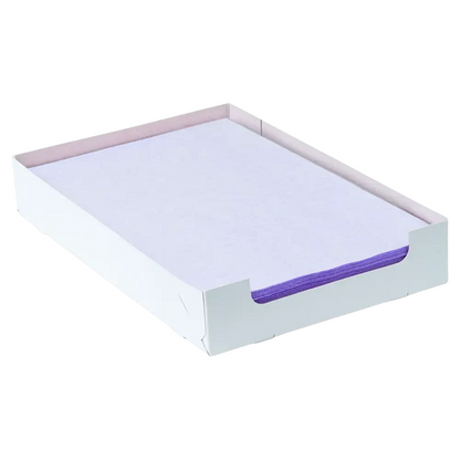 Dans un carton blanc de la société commerciale AMPri se trouve une pile de feuilles de papier filtre pour plateau en crêpe dentaire violet AMPri de format 18 x 28 cm. La feuille supérieure est blanche et laisse légèrement transparaître les bords violets en dessous. Le carton est ouvert en haut et a un design simple.