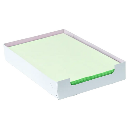 Une pile bien ordonnée de papiers filtres pour plateau en crêpe dentaire vert clair AMPri de format 18 x 28 cm est placée dans une boîte en carton blanche ouverte. Les parois latérales basses de la boîte de la société commerciale AMPri permettent un accès facile aux feuilles supérieures.