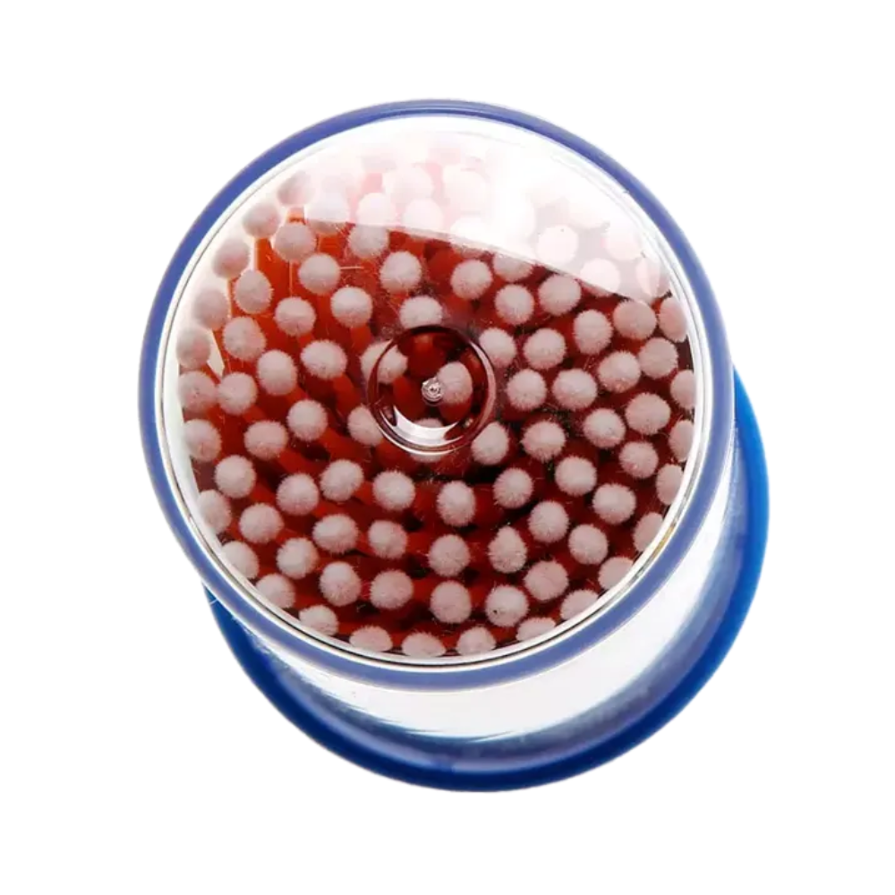 Eine Draufsicht auf den durchsichtigen Kunststoffbehälter zeigt die AMPri MED-COMFORT Einmal-Mikroapplikatoren Dentalbedarf, ideal für präzises Arbeiten. Diese Mikroapplikatoren haben weiße Spitzen und rote Stifte, wobei die blaue Basis durch die transparente Abdeckung sichtbar ist – eine perfekte Ergänzung für Ihren Dentalbedarf. Diese Schachtel enthält 400 Stück und wird Ihnen von der AMPri Handelsgesellschaft mbH zur Verfügung gestellt.