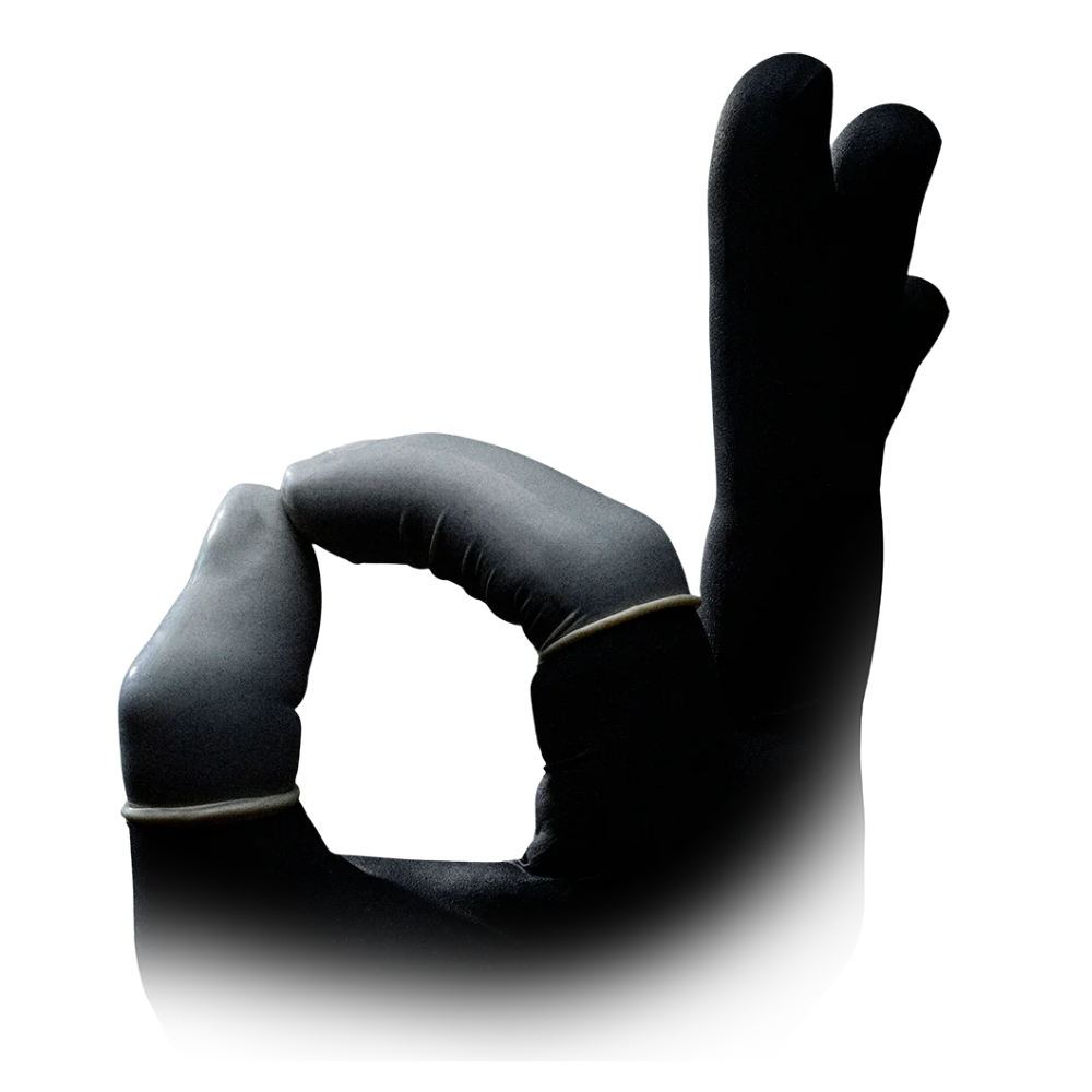 Ein AMPri MED-COMFORT Latexfinger der AMPri Handelsgesellschaft mbH ist in Schwarz abgebildet und bildet eine „OK“-Handbewegung, wobei Zeigefinger und Daumen einen Kreis bilden, während die anderen Finger nach oben zeigen. Der weiße Hintergrund weist unten einen subtilen Farbverlaufseffekt auf.