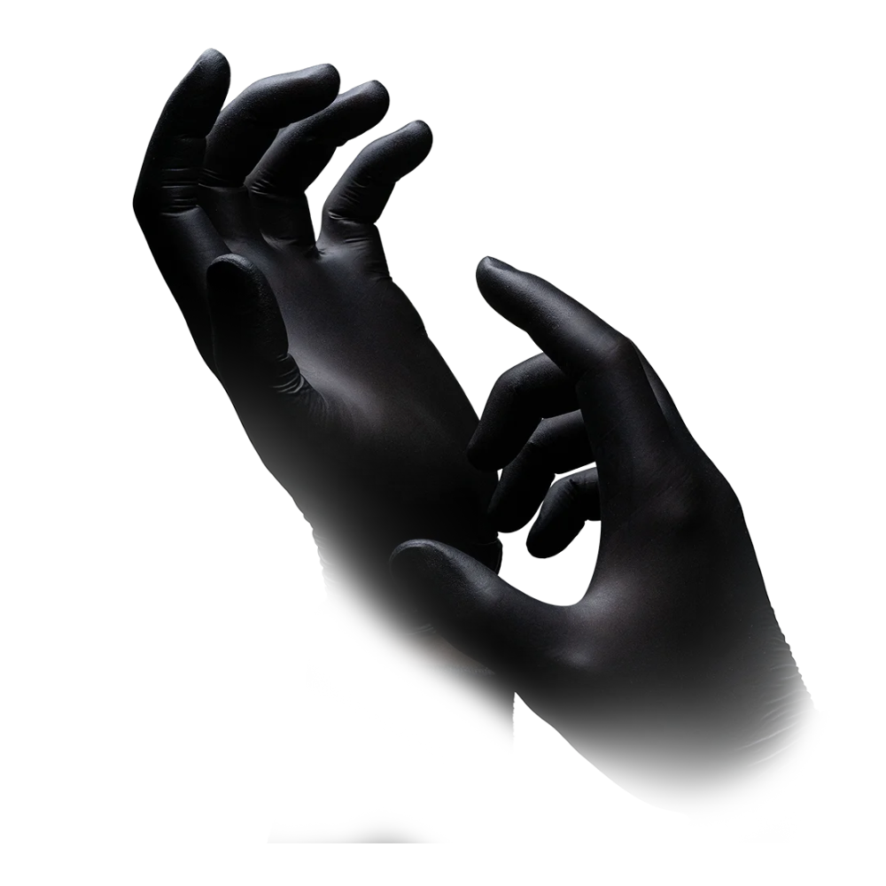 Deux mains portant des gants en nitrile AMPri Nature Gloves BLACK de la société AMPri Handelsgesellschaft mbH, connus pour leur haute résistance ainsi que leur protection chimique et biologique, sont positionnées sur un fond blanc. Les doigts des mains sont légèrement pliés, créant une pose dramatique.