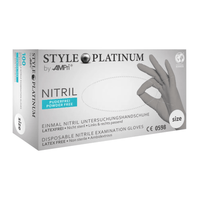Une boîte de gants en nitrile AMPri STYLE PLATINUM non poudrés de la marque MED-COMFORT, de couleur gris argenté, indiqués comme étant sans latex, non stériles, ambidextres et de taille S. La boîte représente une main portant un gant gris et comporte des mentions en allemand et en anglais.