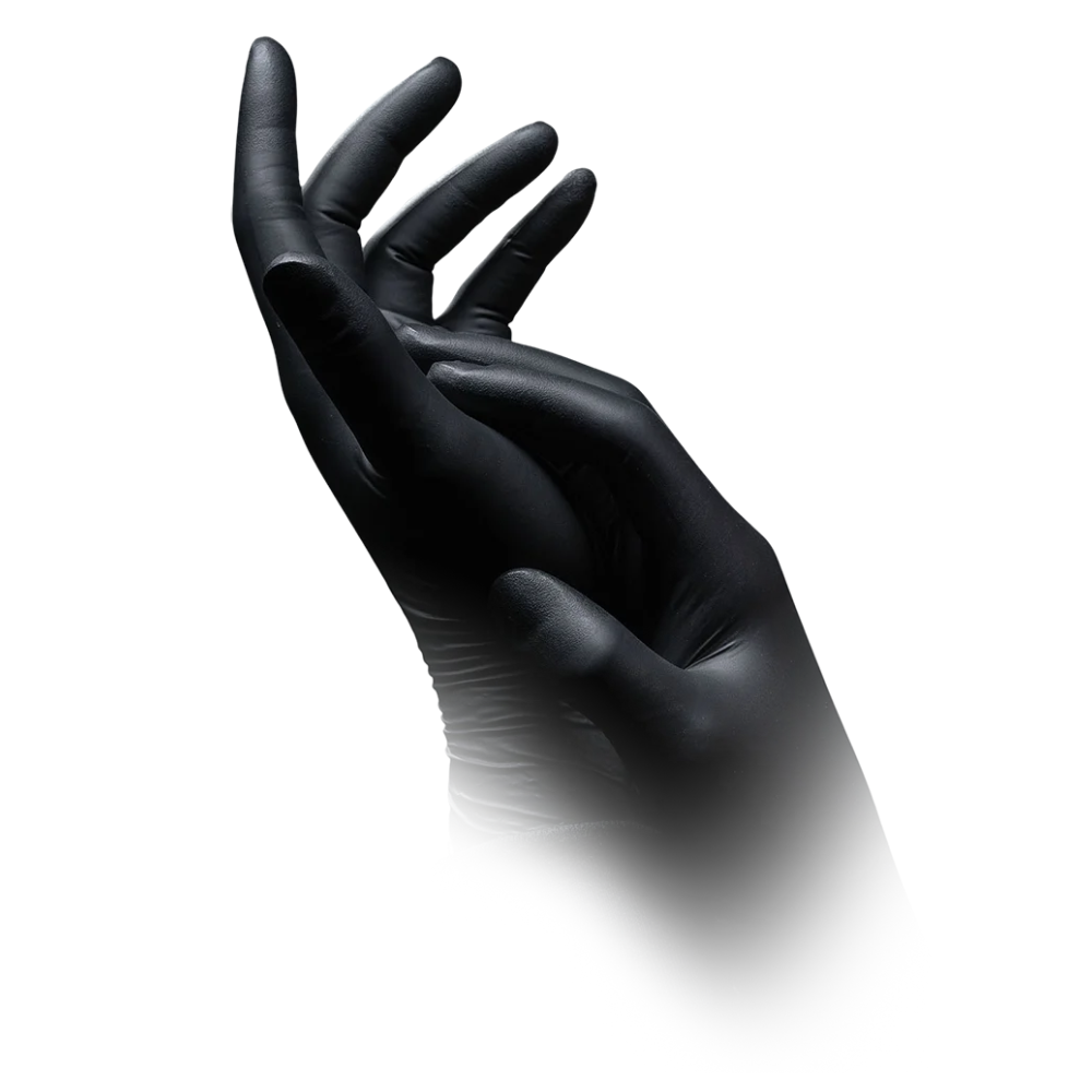 Vor weißem Hintergrund sind zwei Hände mit schwarzen Handschuhen zu sehen, bei denen es sich anscheinend um AMPri SolidSafety Chem Ex antistatische Nitril Chemikalienschutzhandschuhe der AMPri Handelsgesellschaft mbH handelt. Eine Hand ist leicht gewölbt, während die andere sie sanft berührt. Der Hintergrund verblasst nach unten, wodurch ein weicher, nebliger Effekt entsteht, der die präzise Handhabung unterstützt.