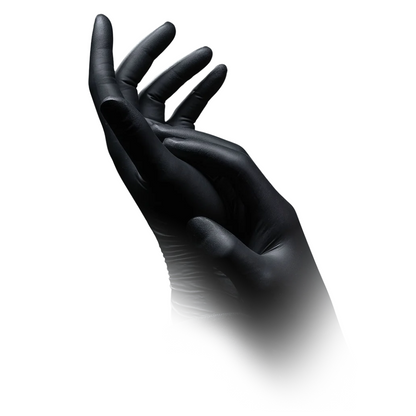 Vor weißem Hintergrund sind zwei Hände mit schwarzen Handschuhen zu sehen, bei denen es sich anscheinend um AMPri SolidSafety Chem Ex antistatische Nitril Chemikalienschutzhandschuhe der AMPri Handelsgesellschaft mbH handelt. Eine Hand ist leicht gewölbt, während die andere sie sanft berührt. Der Hintergrund verblasst nach unten, wodurch ein weicher, nebliger Effekt entsteht, der die präzise Handhabung unterstützt.