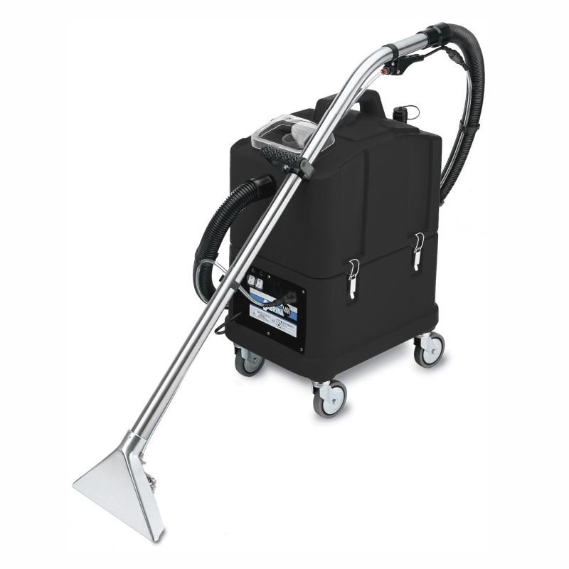 Die Arcora Aniko60 Sprühextraktionsmaschine von Arcora International GmbH ist eine handelsübliche Teppichreinigungsmaschine mit schwarzem Gehäuse, vier Rädern, silbernem Stab und transparenter Düse - ideal für die Tiefenreinigung von Teppichen oder Polstern.