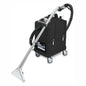 Die Arcora Aniko60 Sprühextraktionsmaschine von Arcora International GmbH ist eine handelsübliche Teppichreinigungsmaschine mit schwarzem Gehäuse, vier Rädern, silbernem Stab und transparenter Düse - ideal für die Tiefenreinigung von Teppichen oder Polstern.