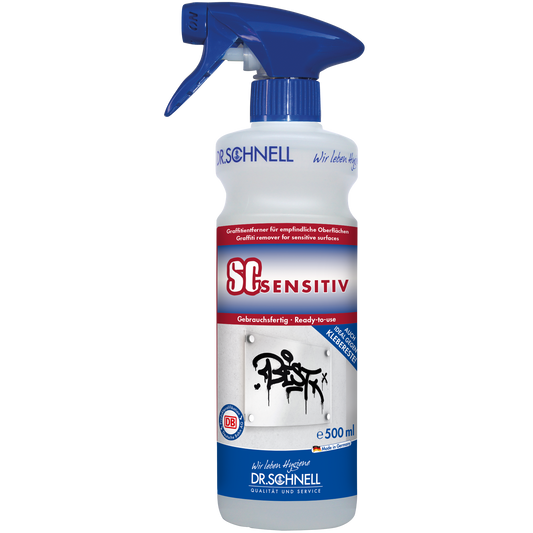 Eine 500-ml-Sprühflasche DR.SCHNELL SC SENSITIV Graffitientferner für empfindliche Oberflächen, mit blauer Düse und einem Etikett mit Produktangaben und Graffiti auf einer Wand.
