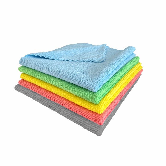 Une pile de cinq chiffons en microfibre Arcora SUPER-LINE XL 38x38cm d'Arcora International GmbH dans les couleurs bleu, vert, jaune, rose et gris repose sur un fond blanc. Le chiffon bleu du dessus est soigneusement plié dans le coin pour faciliter le nettoyage.