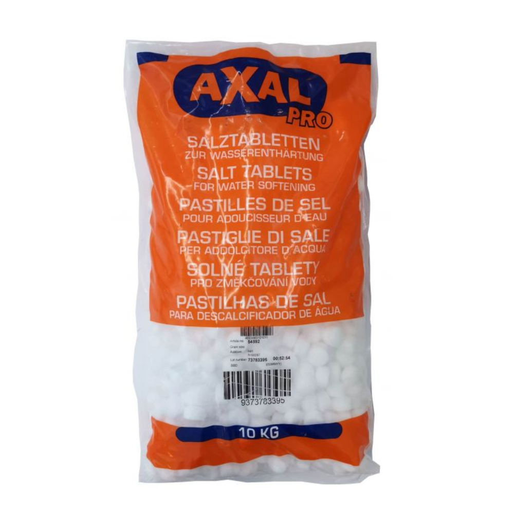 Ein 10 kg-Beutel AXAL PRO TABS Regeneriersalz - Spezialsalz zur Wasserenthärtung von K+S Minerals and Agriculture GmbH. Die Verpackung ist hauptsächlich orange und weiß, mit Text in mehreren Sprachen wie Englisch, Deutsch und Französisch. Der Strichcode ist deutlich sichtbar unten in der Mitte des Beutels angebracht.