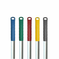 Fünf Arcora ALUMINIUMSTIEL 140 cm Moppstiele der Arcora International GmbH sind ausgestellt, jeder mit einer silbernen Stange und einem farbigen Kunststoffgriff (blau, grün, rot, gelb oder grau) sowie einem ovalen Loch auf der Oberseite zur einfachen Aufbewahrung - ideal für alle Reinigungsanforderungen.