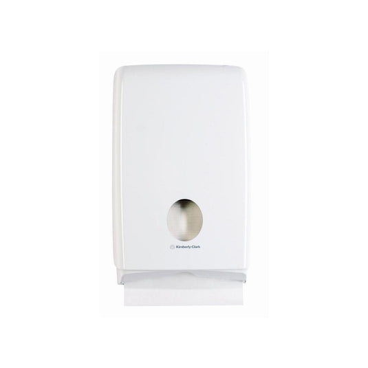 Der Aquarius™ Slimfold™ Spender für gefaltete Handtücher von Kimberly-Clark GmbH ist ein weißer, wandmontierter Handtuchspender mit runder Öffnung, aus dem ein Tuch einzeln unten entnommen werden kann - perfekt für moderne Räume.