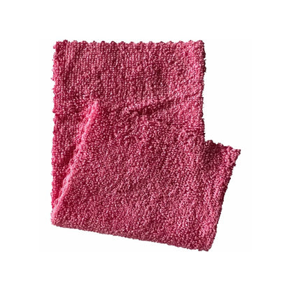 Ein gefalteter rosa Strickschal liegt auf weißem Untergrund, seine strukturierte Oberfläche ähnelt einem Arcora Microfasertuch ECO-LINE 2in1. Die rauen Kanten verstärken seinen Charme und seine Einzigartigkeit.