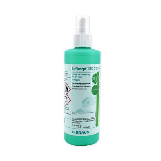 Une bouteille verte portant l'inscription «B. Braun Le produit « Softasept ISO 70 % Désinfectant cutané », muni d’un embout pulvérisateur et destiné à la désinfection cutanée, contient un désinfectant à base d’alcool efficace contre les bactéries. L’étiquette comporte divers symboles et consignes de sécurité ; en bas figure le nom de la marque «B. Braun « Deutschland GmbH & Co. KG » est indiqué.