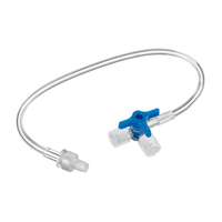 Le robinet à trois voies B.Braun Discofix®-3 avec tuyau de raccordement bleu de B. Braun Deutschland GmbH & Co. KG propose un robinet à trois voies doté d'une poignée bleue caractéristique, relié à un tuyau flexible transparent. Ce tuyau est muni de raccords aux deux extrémités et constitue ainsi un élément indispensable à la gestion des fluides et à la thérapie par perfusion en milieu médical.